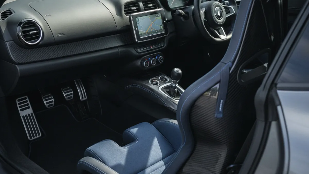 Intérieur Alpine A110 occasion avec sièges baquets Sabelt en cuir et carbone