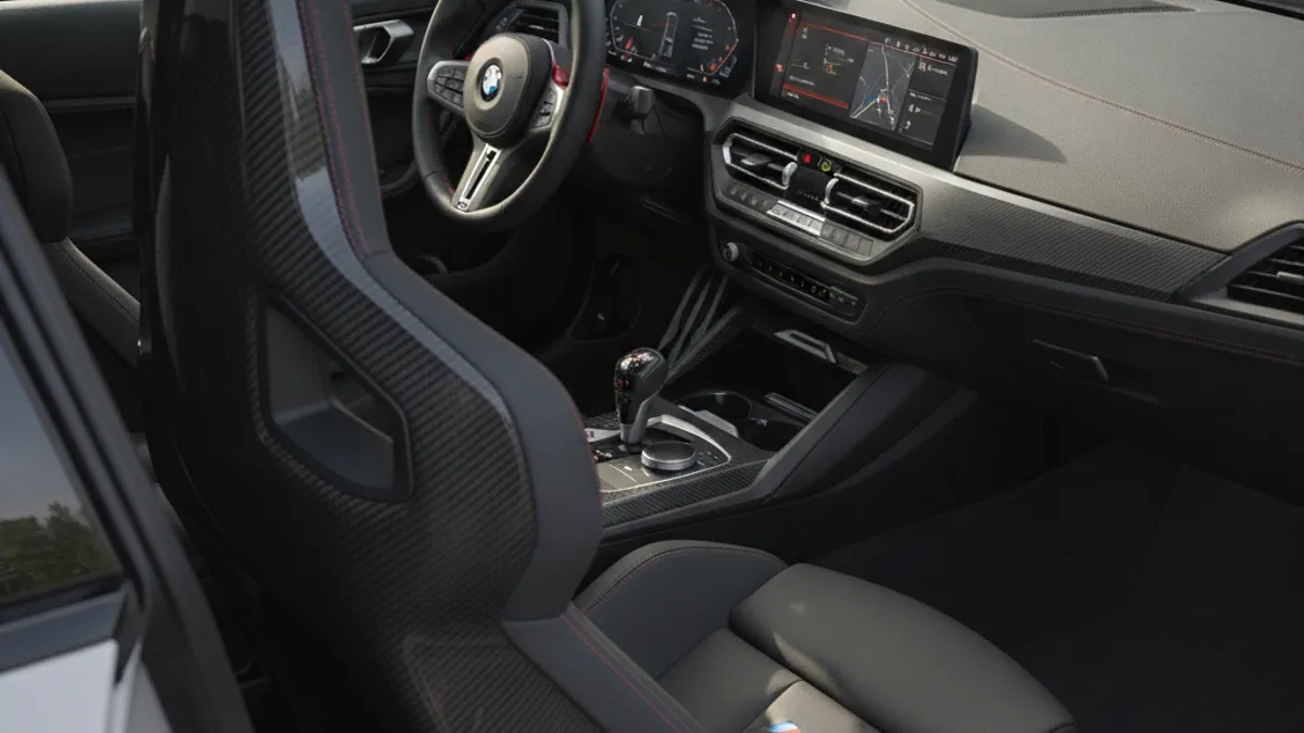 Cockpit et intérieur de la BMW M2 G87 avec sièges baquets et double écran incurvé