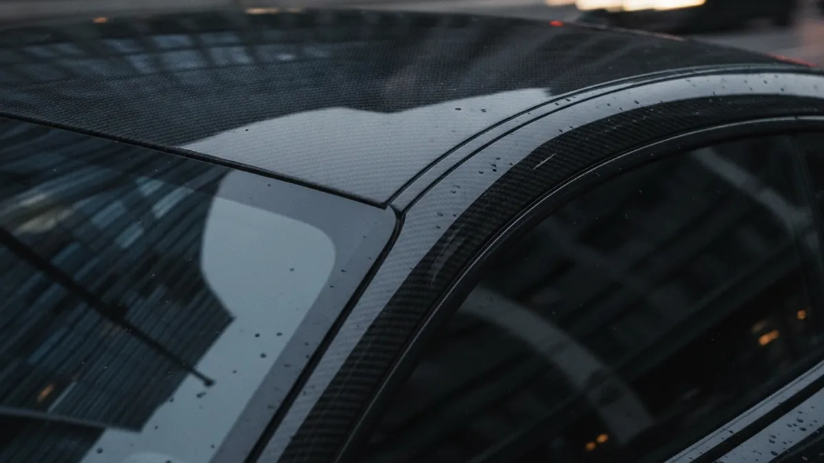 Toit de voiture recouvert en covering carbone 4D avec rendu brillant réaliste