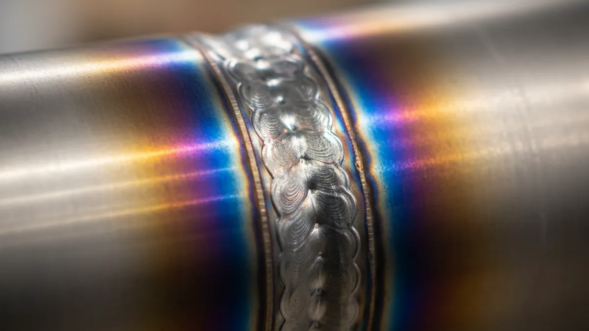 Détail soudure échappement sport titane avec coloration bleu-violet caractéristique