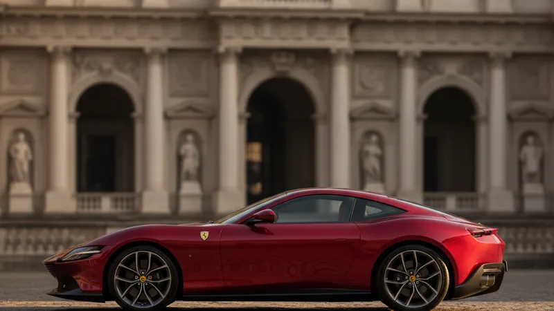 Ferrari Roma profil design élégant devant architecture italienne