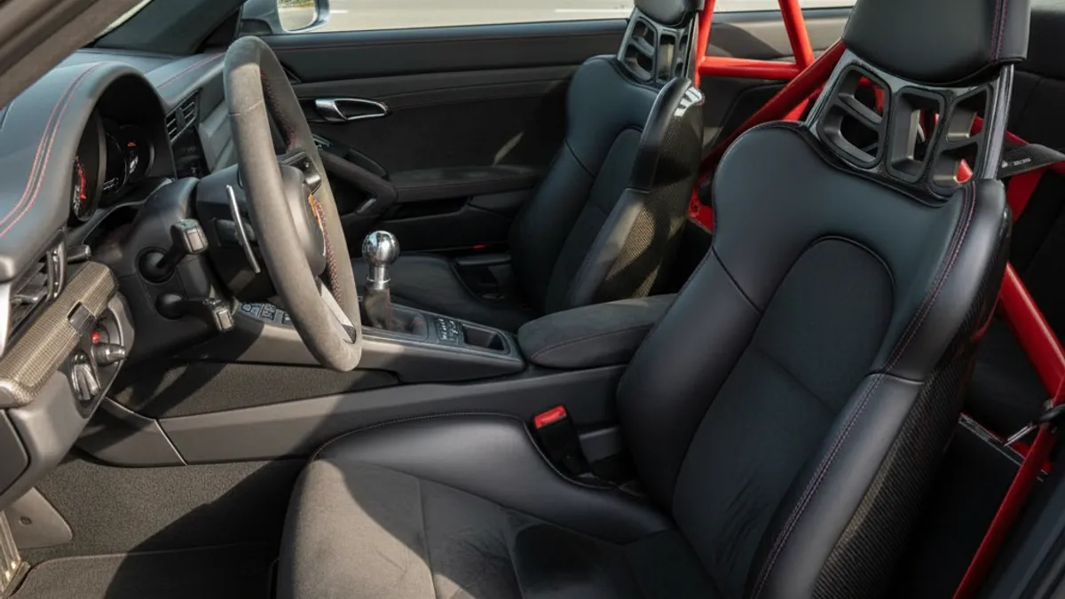 Intérieur cockpit Porsche 911 GT3 boîte manuelle sièges baquets carbone